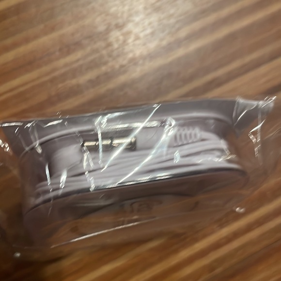 NWT Earbuds - Picture 4 of 4